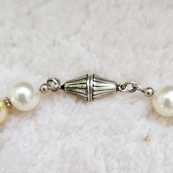 Vintage necklace! It has four tones of pearls and silver closure - Picture 2 of 3